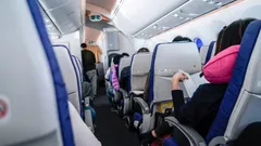 Un consiglio inaspettato dallo steward: perché è meglio non indossare calzini neri in aereo