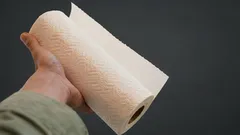 7 superfici che non dovresti mai pulire con la carta assorbente o con le salviette