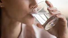 Perché non si consiglia di bere acqua subito dopo aver mangiato: una spiegazione semplice di un mito diffuso