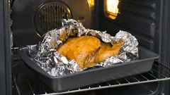 Da che lato mettere la carta stagnola sulla teglia: quello lucido o quello opaco? Fa davvero differenza?