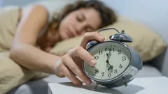 Tutta la verità su uno dei miti più diffusi sui benefici dell’alzarsi presto