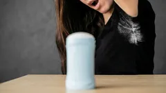 6 rimedi casalinghi contro le macchie di deodorante: le magliette torneranno come nuove