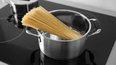 Tutti sanno che gli spaghetti non si spezzano durante la cottura, ma non tutti sanno perché