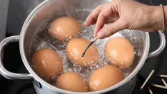 Perché alcune casalinghe gettano fiammiferi bruciati durante la cottura delle uova?