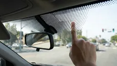 Puntini neri sul parabrezza: cosa sono e a cosa servono davvero