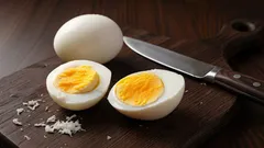 Il trucco per cuocere le uova in modo che il tuorlo non si sbricioli quando le tagli