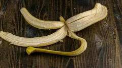 Non buttate la buccia di banana: 6 modi sorprendentemente utili per riutilizzarla