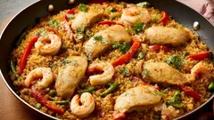 Come preparare una deliziosa paella con pollo e gamberi: ricetta dettagliata