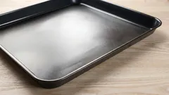 Come rimuovere il grasso incrostato dalle teglie: un metodo insolito con la senape