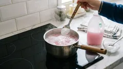 Bollire l’ammorbidente con un cucchiaio di bicarbonato: perché farlo e come usarlo