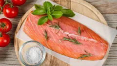 Meglio di quello acquistato: ecco come salare il pesce rosso per renderlo delizioso.