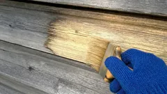 Come sbiancare il legno scurito senza carteggiare: metodo semplice con due rimedi casalinghi