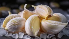 Perché alcune casalinghe congelano gli spicchi d’aglio: ricorda questo trucco in cucina