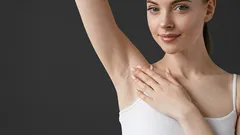 Ascelle che sudano e odore: 5 mosse semplici per restare freschi tutto il giorno