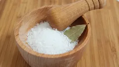 Una ciotola con sale e tre foglie d'alloro sul davanzale: un metodo collaudato per risolvere un problema comune