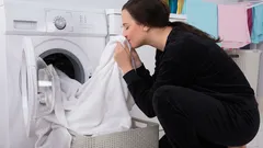 Alcuni modi per eliminare il cattivo odore dai vestiti quando non c’è proprio tempo di lavarli