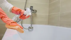 Come pulire la vasca da bagno fino a renderla perfettamente bianca: una semplice soluzione fai-da-te con tre ingredienti