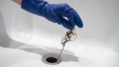 Niente aceto né bicarbonato: l’unico modo per eliminare per sempre i capelli dallo scarico